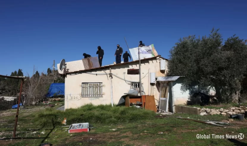 الشرطة الإسرائيلية تهدم منزل عائلة صالحية وتعتقل أفرادها